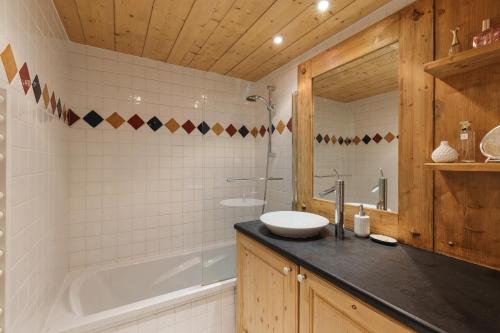 Le TourAppt Bec A2 - Happy Rentals的浴室配有盥洗盆和浴缸。
