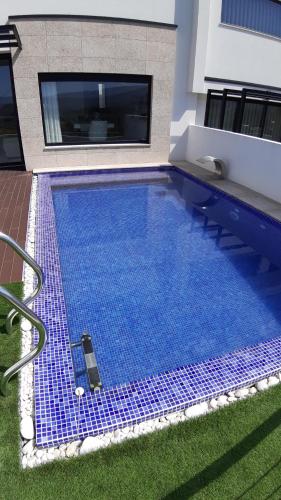 阿马兰特Casa do Golfe by VinteOito的一座大蓝色游泳池