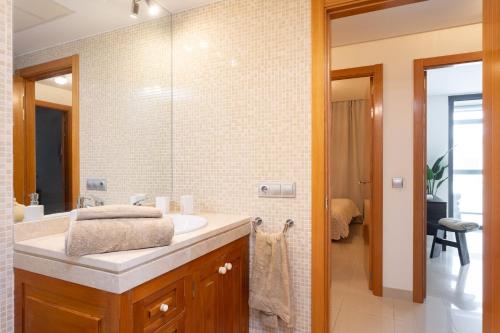 圣克鲁斯-德特内里费Apartamento Jade的一间带水槽和镜子的浴室