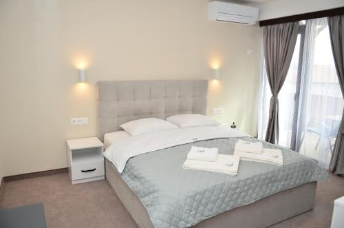 奥格尼亚诺沃Bóris House的一间卧室配有一张大床和两条毛巾