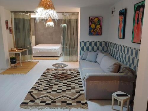 西迪·布·赛义德SidiBou House的客厅配有沙发和桌子