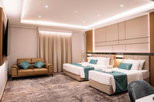 峇株巴辖Crystal Inn的酒店客房,设有两张床和一张沙发