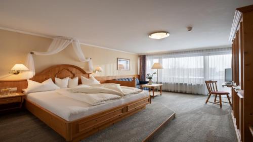 迈尔霍芬安德烈酒店的一间带大床的卧室和一间客厅