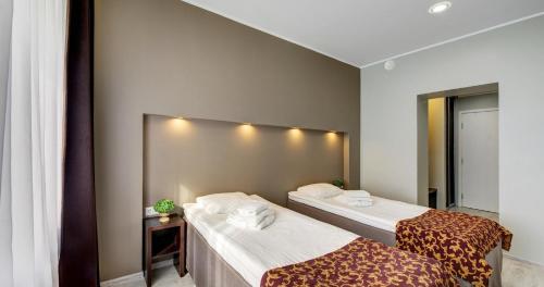 纳尔瓦约埃苏纳尔瓦约埃苏医疗Spa酒店的酒店客房设有两张床和窗户。