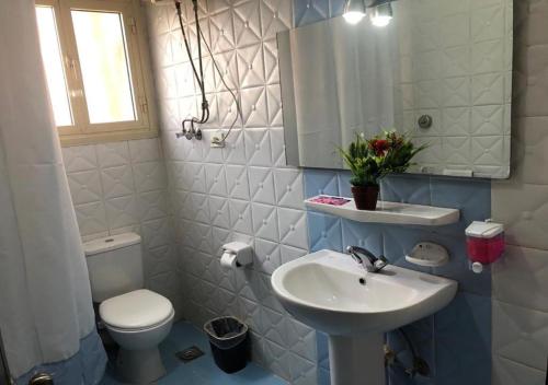 十月六日城Bonne Vie Hotel的一间带水槽、卫生间和镜子的浴室
