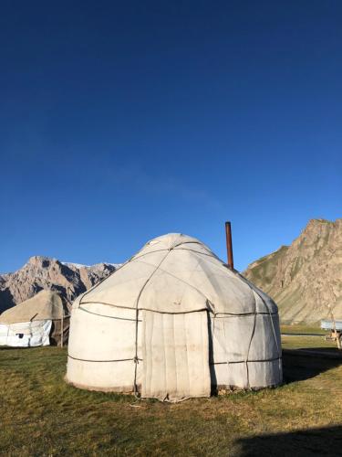 Ak-SayBars Yurt Camp的山地的圆顶帐篷