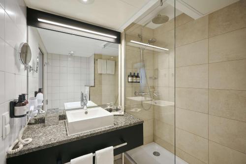 克尔斯特尔巴赫NH法兰克福机场酒店的一间带水槽和淋浴的浴室