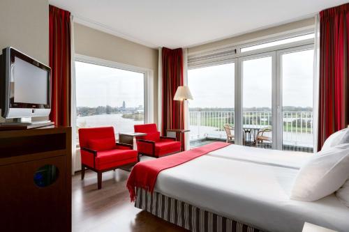 阿纳姆阿纳姆莱克NH酒店的酒店客房设有一张床和一个大窗户