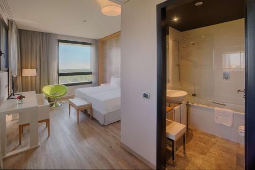 罗镇米兰国际会展中心NH酒店的酒店客房设有床、水槽和浴室
