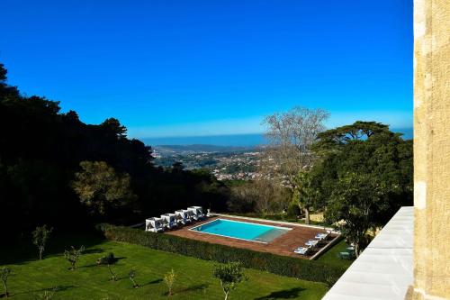 辛特拉Valverde Sintra Palácio de Seteais的美景花园内的游泳池