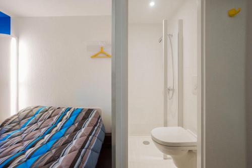 科尔马hotelF1 Colmar Parc des Expositions的白色的浴室设有卫生间和淋浴。