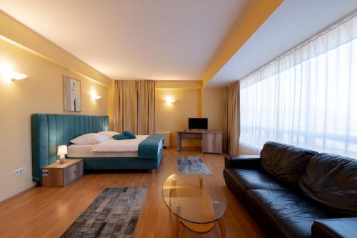 蒂米什瓦拉皮尔拉酒店的客厅配有沙发和1张床