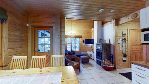 耶姆赛Himos Huili 2的小木屋内的厨房和客厅