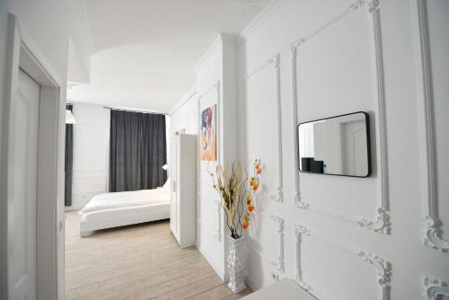 布加勒斯特Otilia的白色的房间,设有床和墙上的镜子