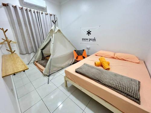 芙蓉Home of Camper 659 in Seremban (16-18Pax)的一张床上,一个帐篷在房间内