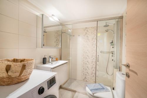 雅典Relaxing 1bd apt. w/private balcony的带淋浴、卫生间和盥洗盆的浴室