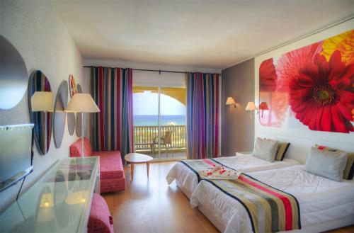 莫纳斯提尔One Resort Jockey Monastir的酒店客房设有一张床和一个阳台。