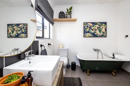 霍维克No 1 Dicks Street Apartment的浴室配有两个盥洗盆和浴缸。