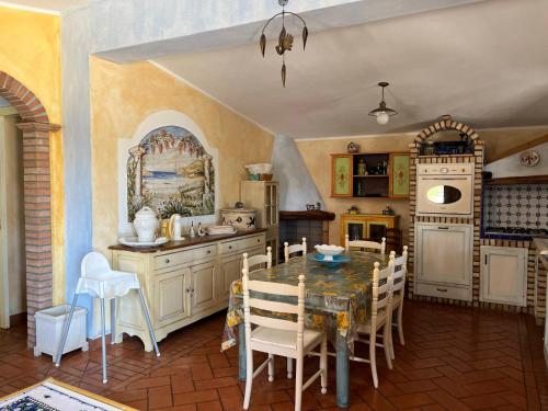 奥罗塞伊Orosei RE - Villa Samuela a 50 m dal mare的一间厨房,里面配有桌椅