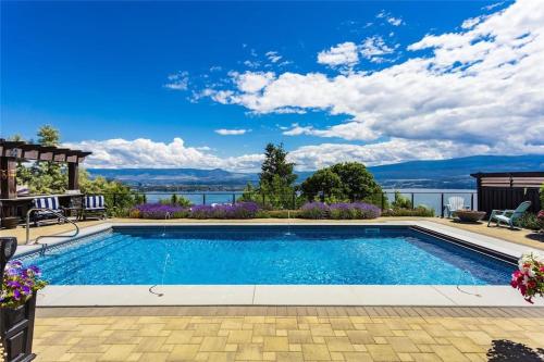 西基隆拿Stunning Lake View w Private Hot tub, Pool -snl & Outdoor Kitchen 2400sqft的享有水景的游泳池