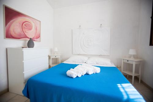 卡洛维诺Pietre Bianche的蓝色的床,上面有毛巾