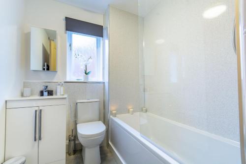 诺丁汉K Suites - Goldcrest Road的浴室配有卫生间、浴缸和水槽。