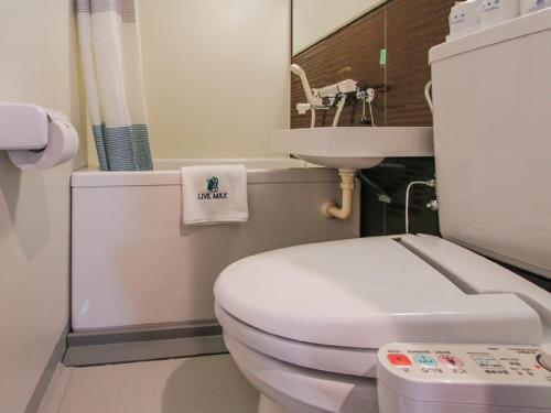 大阪HOTEL LiVEMAX Umeda Doyama的浴室配有白色卫生间和盥洗盆。