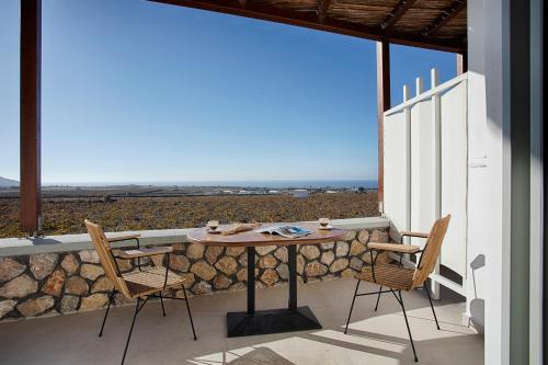 梅加洛克里New Villa Katerina Collection的美景阳台配有桌椅