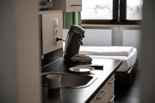 慕尼黑apartmenthaus international的厨房配有水槽和台面