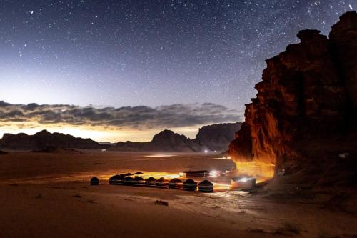 瓦迪拉姆Desert Bird Camp的一辆卡车在晚上驶过沙漠