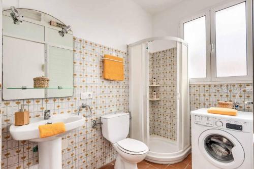 阿雷纳尔登卡斯特尔Vista Arenal的浴室配有卫生间水槽和洗衣机。