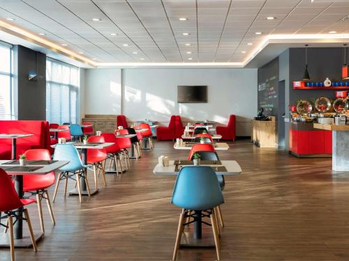 安卡拉宜必思安卡拉机场酒店的自助餐厅内带桌椅的餐厅
