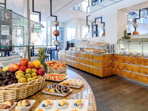 波鸿波鸿市美居酒店的面包店,出售水果和糕点