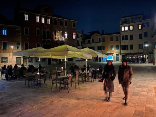 威尼斯Grace Apartment in Venice的两个女人晚上走在街上