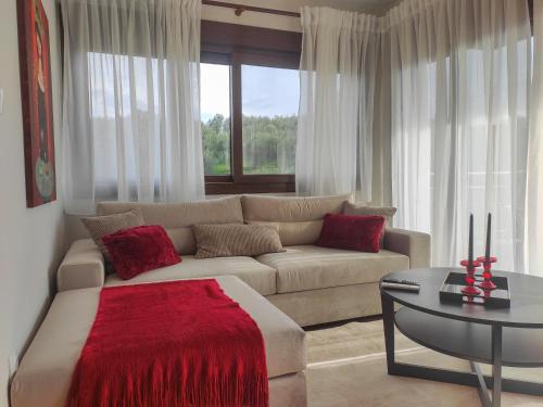 新马尔马拉斯Kashmir Luxury Apartments的客厅配有沙发和桌子