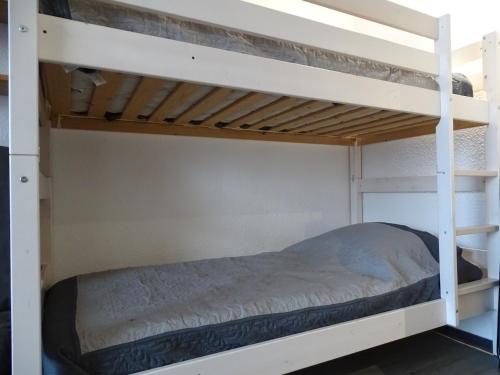 勒克比尔L'Ancolie的一间卧室配有两张双层床。