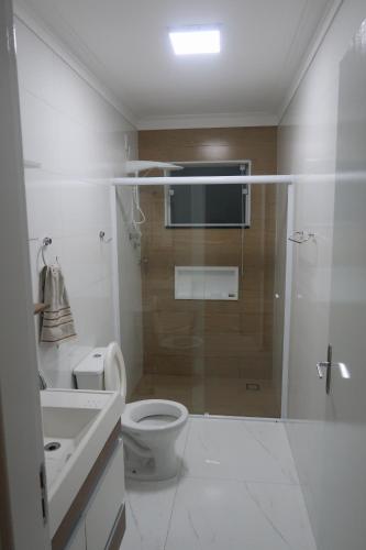 索科罗Lake's House的带淋浴、卫生间和盥洗盆的浴室