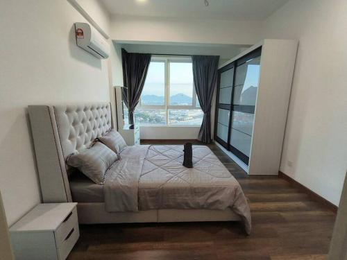 怡保Ipoh D'Festivo Luxury Homestay的一间卧室设有一张大床和一个大窗户