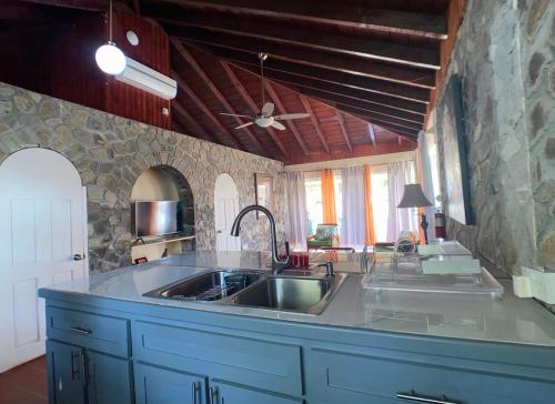 Arnos ValeStonetrail Villas的厨房配有水槽和台面