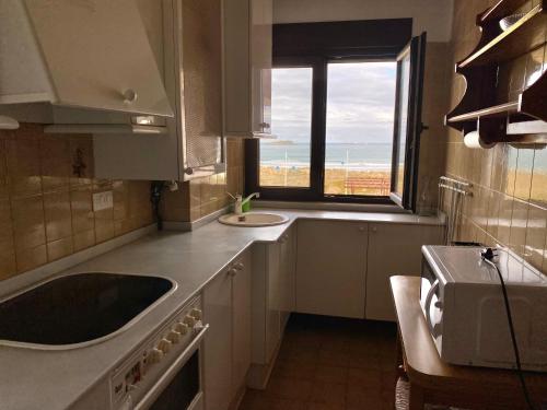 擞莫Vistas al Mar的厨房设有水槽和窗户。