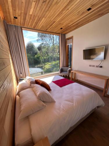 比亚里卡Mawün Lodge的一张大床,位于带大窗户的房间里