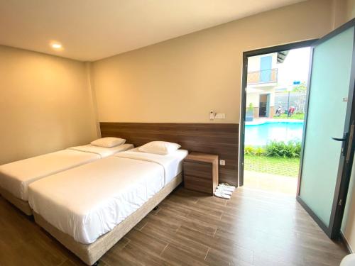 Xuyên MộcZEN garden的一间卧室设有一张大床和一个大窗户