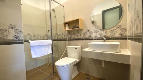 Xuyên MộcZEN garden的一间带卫生间、水槽和镜子的浴室