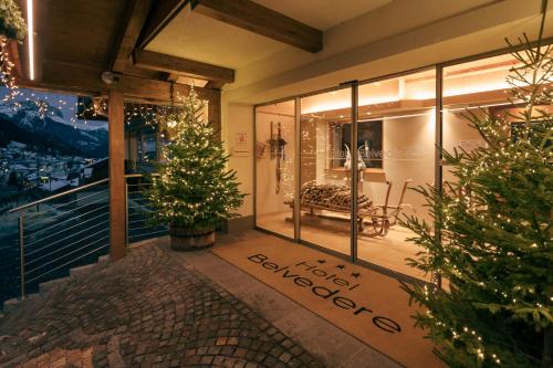 维哥迪法萨Albergo Belvedere的房子阳台上的圣诞树