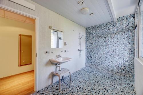 派尔努爱沙尼亚医疗温泉酒店 的一间带水槽和淋浴的浴室