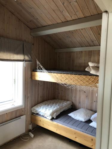 菲奈斯达伦Stuga , Funäsdalen的小屋内带两张双层床的客房