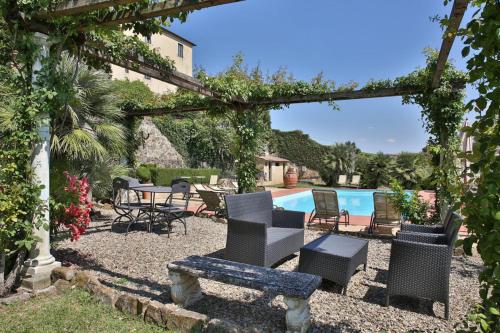 波吉邦西奇奇阿诺农家乐的一个带桌椅的庭院和一个游泳池