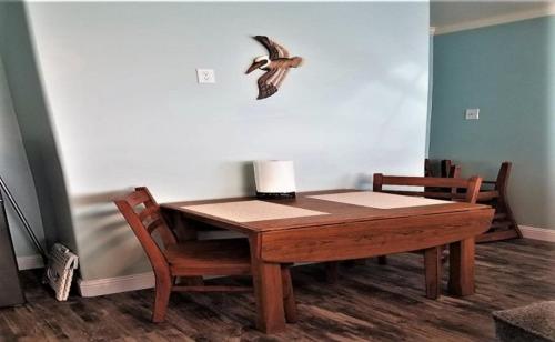 安吉利斯港PA Blue Harbor的餐桌上挂着鸟