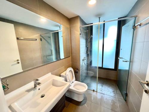 努沙再也Teega Suites Puteri Harbour Iskandar Puteri #PoolView SeaView的浴室配有卫生间、盥洗盆和淋浴。