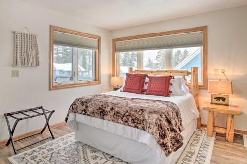 BiwabikBiwabik Vacation Rental Near Giants Ridge!的一间卧室设有一张大床和一个窗户。